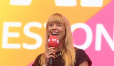 Sara Cox replaces Scott Mills on Radio 2 breakfast show