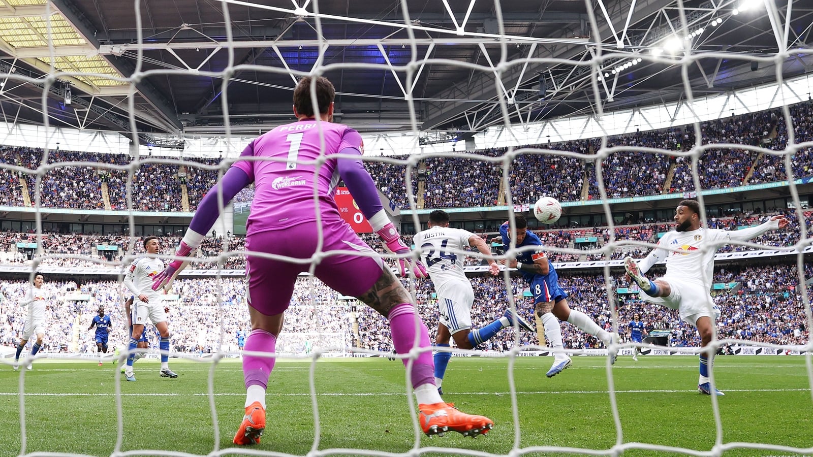 Fernandez header guides Chelsea into FA Cup final