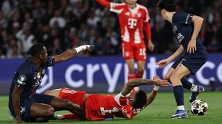 Bayern Munich's Colombian forward #14 Luis Diaz (C) reacts on the ground next to Paris Saint-Germain's Ecuadorian defender #51 Willian Pacho (L) and Paris Saint-Germain's Portuguese midfielder #17 Vitinha during the UEFA Champions League semi-final first