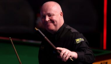 Higgins shows grit to keep pace with Murphy at Crucible