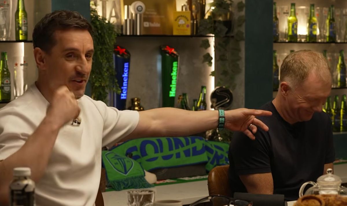 Gary Neville points to Paul Scholes 