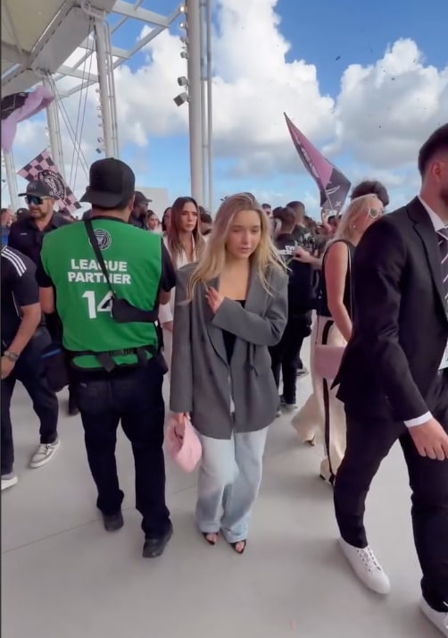 Harper paired the blazer with a simple black top that lets the jacket take center stage, along with straight-leg jeans that strike a balance between trend and comfort