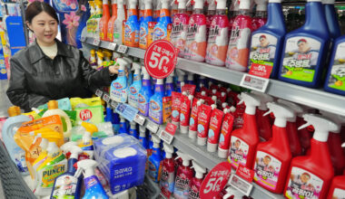 An employee promotes a discount event for cleaning products at a Lotte Mart store in Seoul on March 3. [YONHAP]