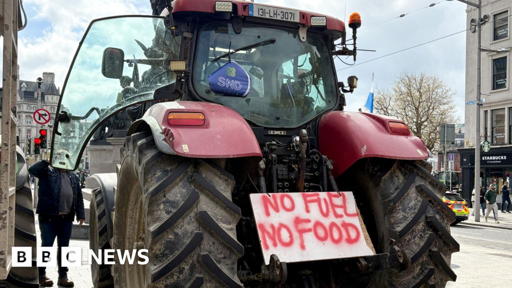 Hundreds of Irish forecourts run out of fuel as protests continue - BBC