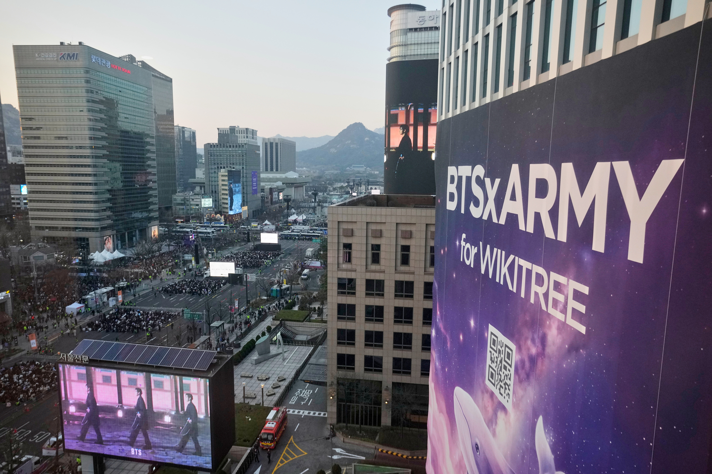 Fans of BTS wait for a comeback show of BTS near Gwanghwamun Square in central Seoul on March 21 [AP/YONHAP]