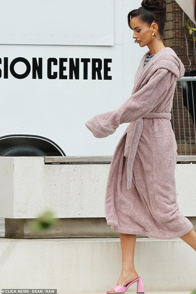 The reality star later ditched her slippers for a pair of bold pink heeled sandals