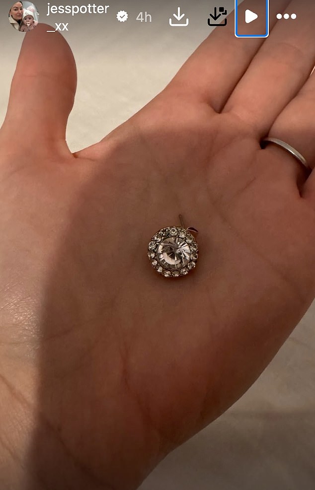 Jess also shared an image of the earring in question that Mia had been choking on