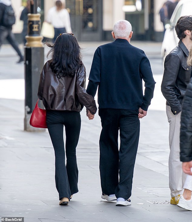 Wayne, who is eight months sober, couldn't keep his hands off his new lady, who wore a brown leather jacket and black trousers for the outing