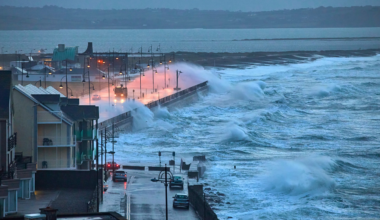 'Stormy, damaging' weather possible over Easter weekend as all of Ireland hit with advisory