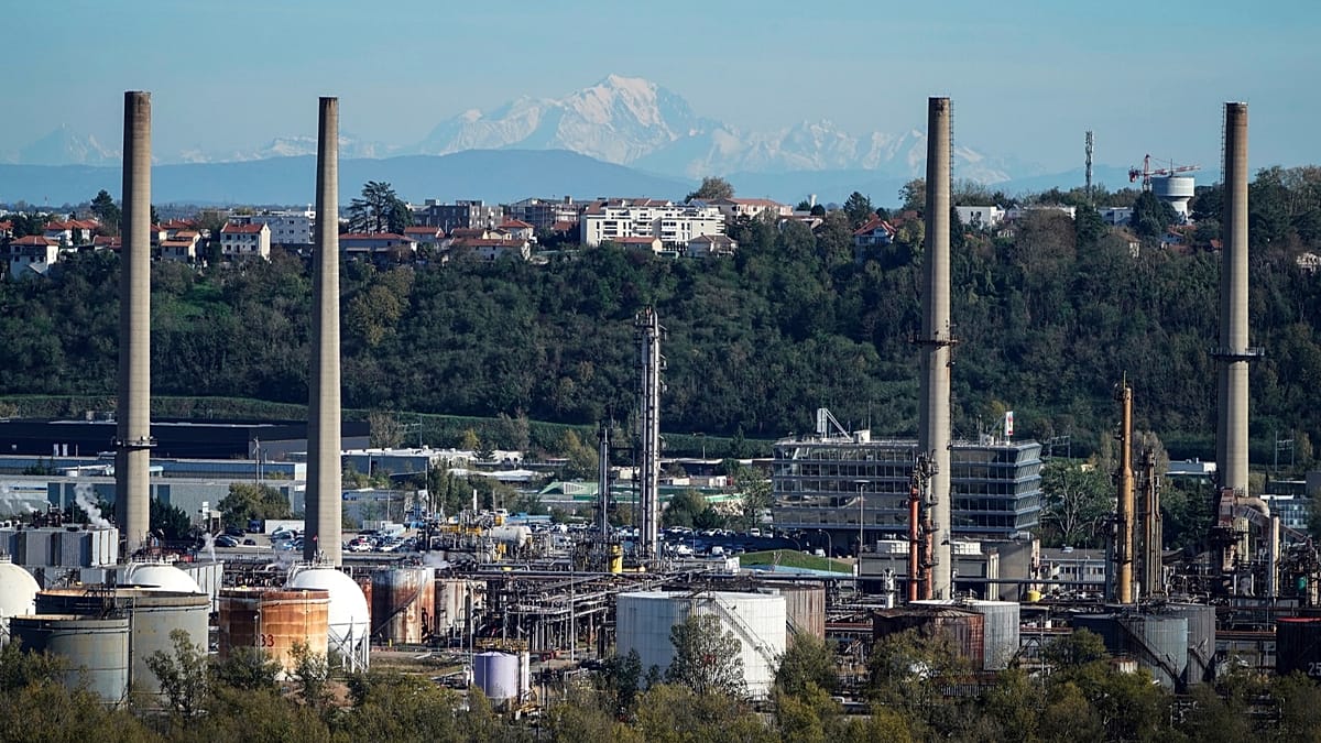 From EV stations to heat pump grants: Inside France’s €240m plan to reduce its fossil fuel reliance