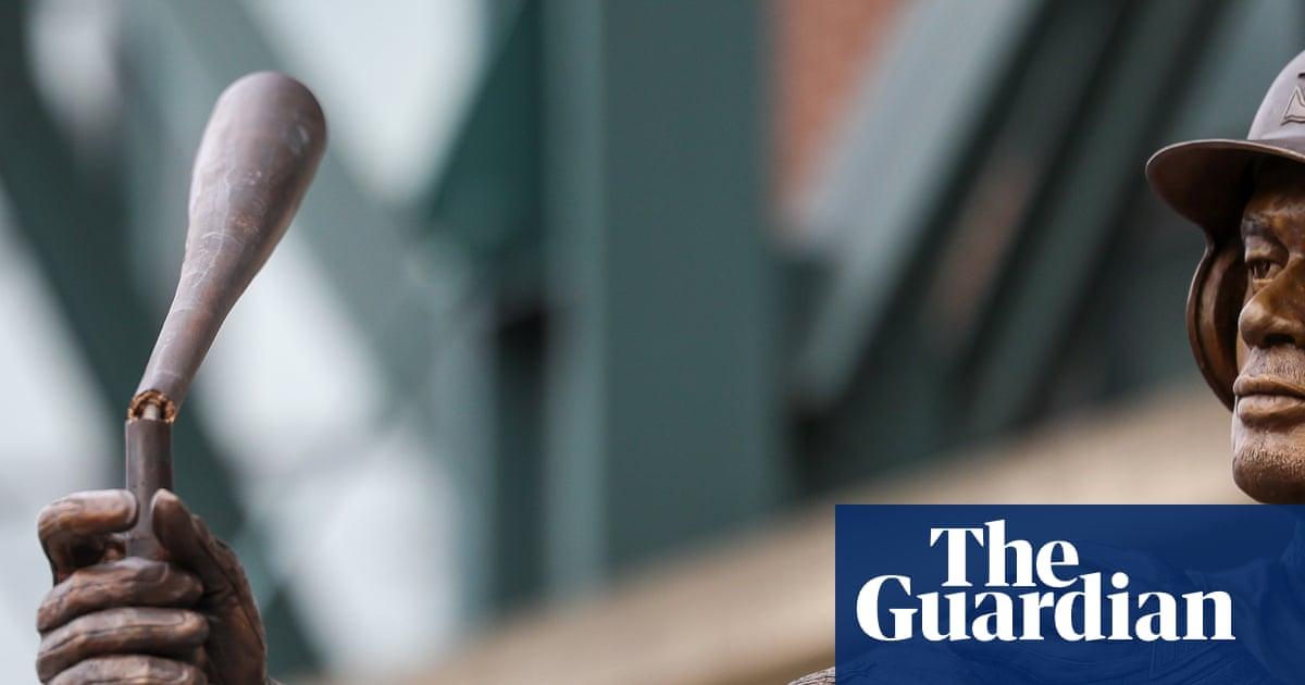 Ichiro Suzuki statue unveiling goes awry as bronze bat snaps during ceremony | Seattle Mariners