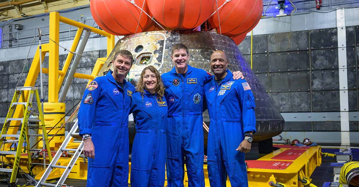 Artemis astronauts receive thunderous welcome home at Mission Control