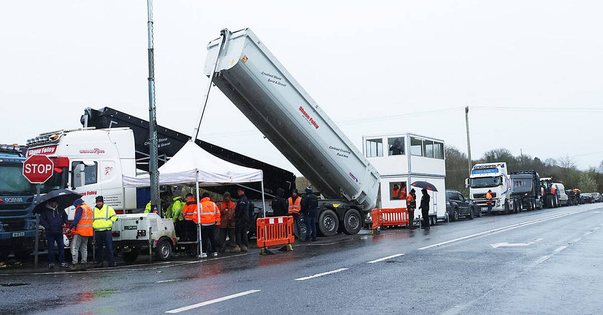 Limerick blockade to stand down ahead of expected Garda response