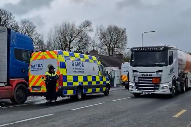 Cabinet to meet today over fuel crisis as gardaí move in to clear blockades