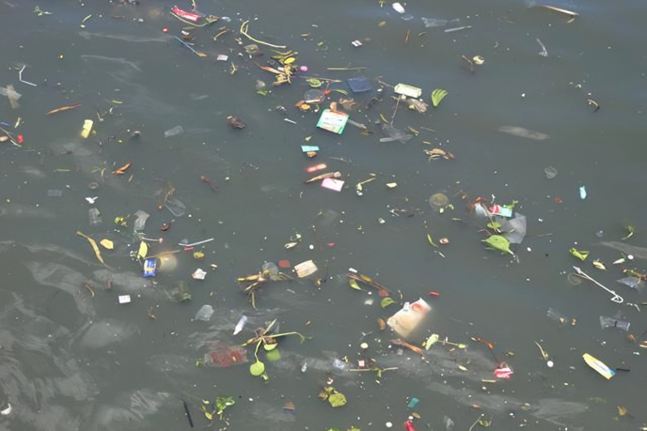 Disposable plastic cups and straws drift in the ocean / Korea Times file