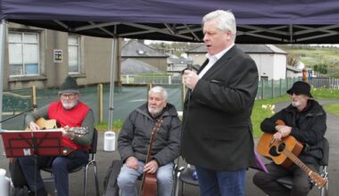Internationally acclaimed Wexford tenor entertains in hospital outdoor garden