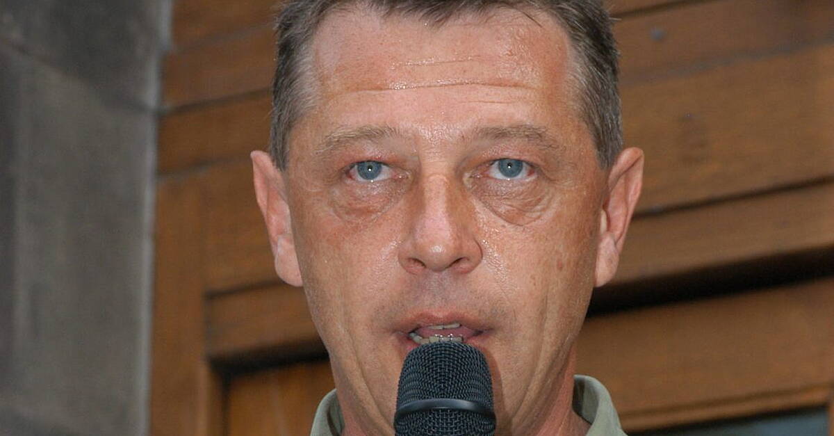 Liz Kershaw pays tribute to her brother, former BBC DJ Andy Kershaw who has died