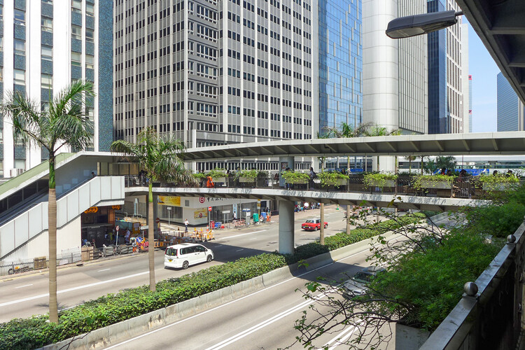 Beyond the Street: Climate, Commerce, and the Evolution of Hong Kong’s Elevated Networks - Image 5 of 22