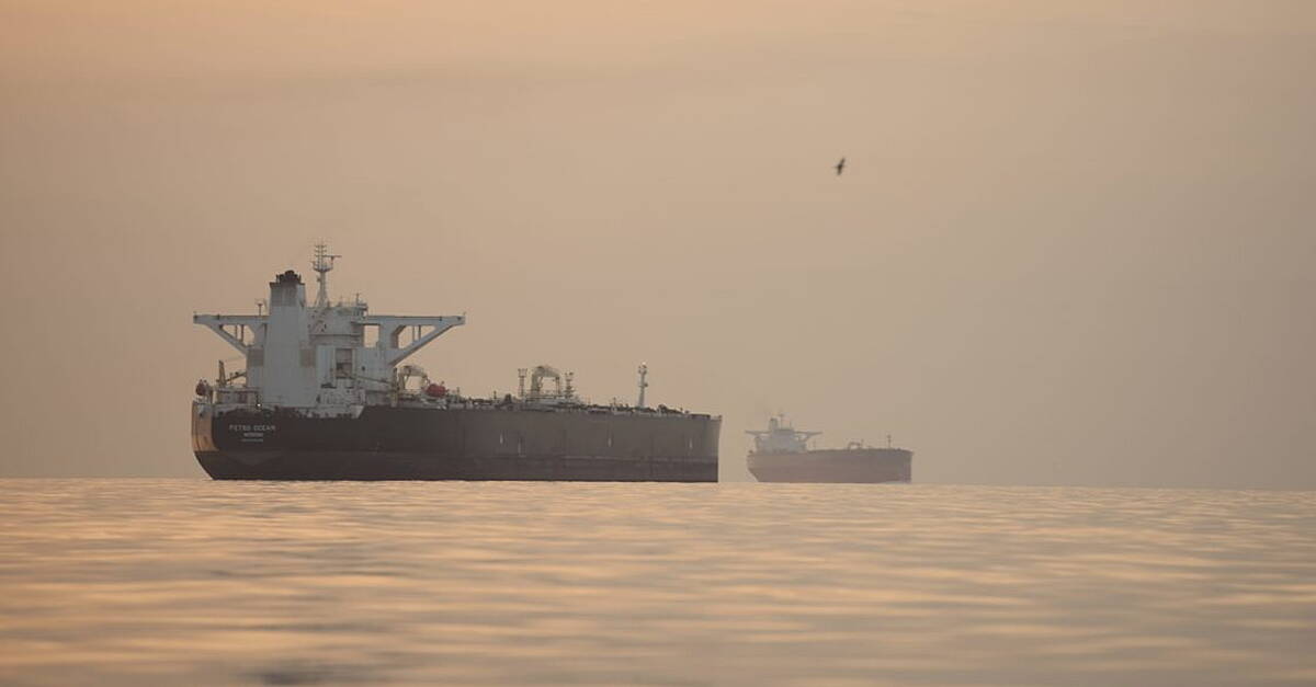 Iran fully closes Strait of Hormuz and demands end to US blockade