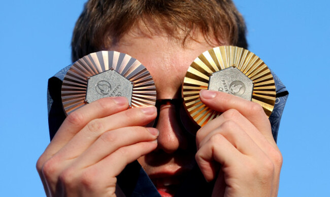 daniel-wiffen-with-his-gold-and-bronze-medal
