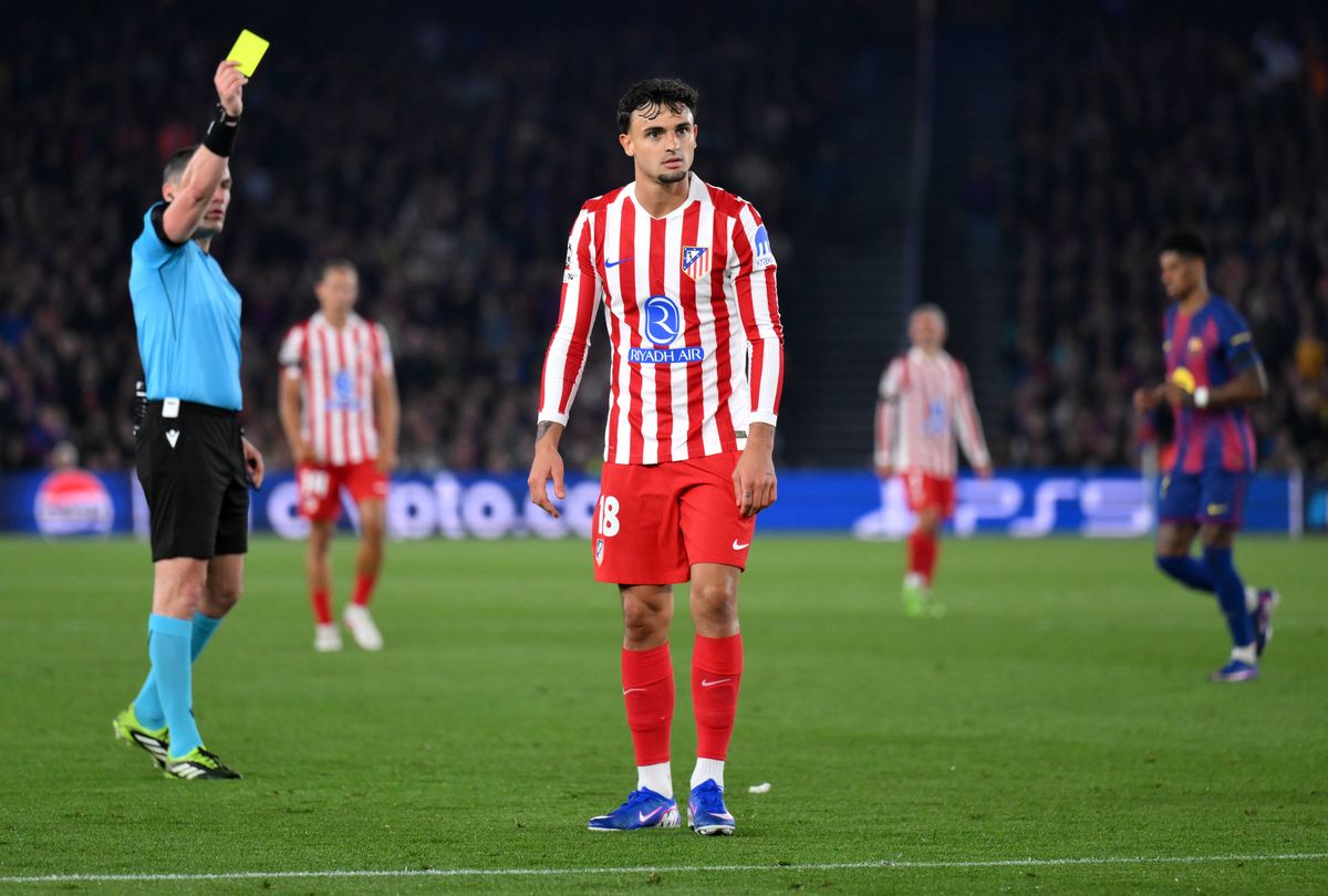 BARCELONA, SPAIN - APRIL 08: Referee Istvan Kovacs shows a yellow card to Marc Pubill of Atletico de Madrid during the UEFA Champions League 2025/26 Quarter-Final First Leg match between FC Barcelona and Club Atlético de Madrid at Camp Nou on April 08, 2026 in Barcelona, Spain. (Photo by David Ramos/Getty Images)
