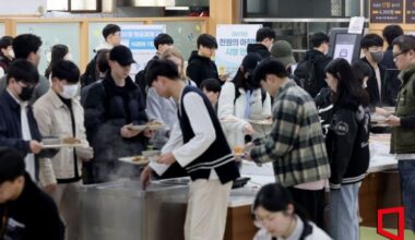 At universities, the use of the "1000 won breakfast" has increased, and long lines have become a daily routine at student cafeterias. Photo by Huh Younghan