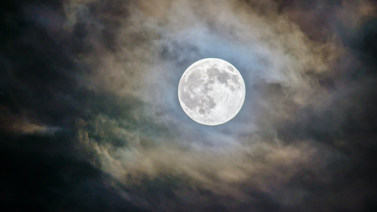 White House Wants a Nuclear Reactor Orbiting the Moon by 2028
