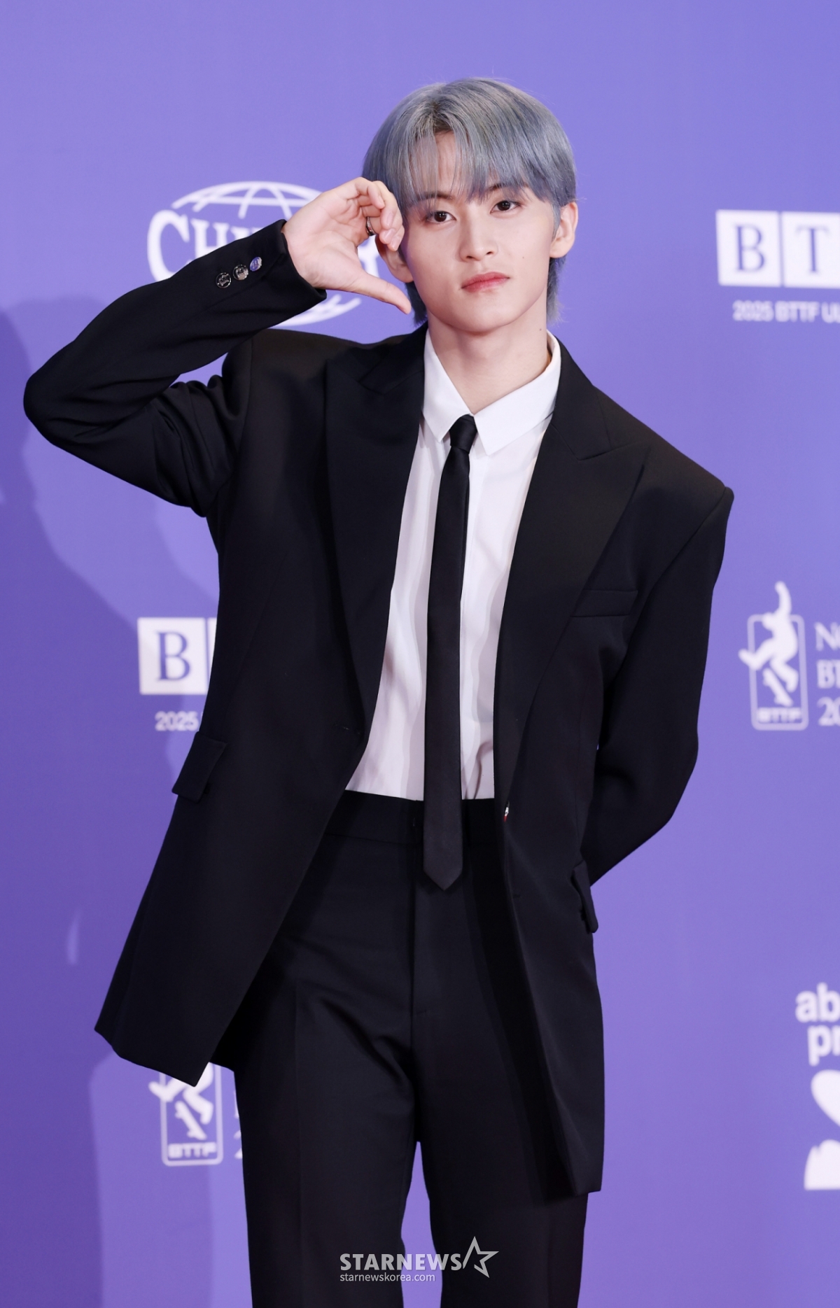 Mark of the group NCT Dream poses at the photo wall commemorating the release of his fifth full-length album "Go Back To The Future" at Lotte Cinema World Tower in Songpa-gu, Seoul on the morning of the 14th. /2025.07.14 / Photo = Kim Hwi-seon hwijpg@