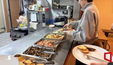 Around noon on the 9th, college students visiting Sangdoseonwon in Dongjak-gu, Seoul, are serving temple food. Photo by Ji-ye Lee