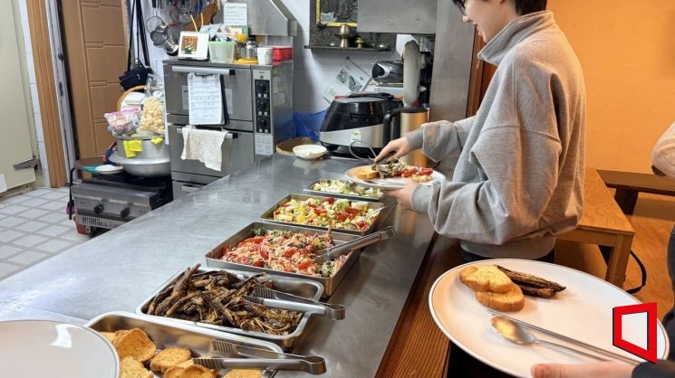 Around noon on the 9th, college students visiting Sangdoseonwon in Dongjak-gu, Seoul, are serving temple food. Photo by Ji-ye Lee