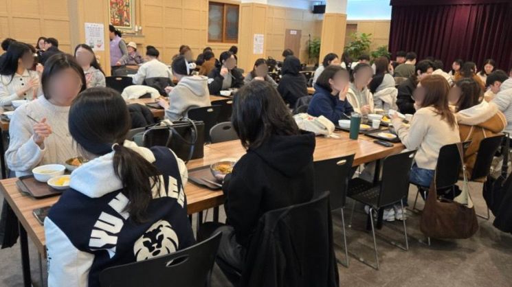 University students are having a meal at Yeonhwasa Temple in Dongdaemun-gu, Seoul. Jogye Order of Korean Buddhism Social Welfare Foundation