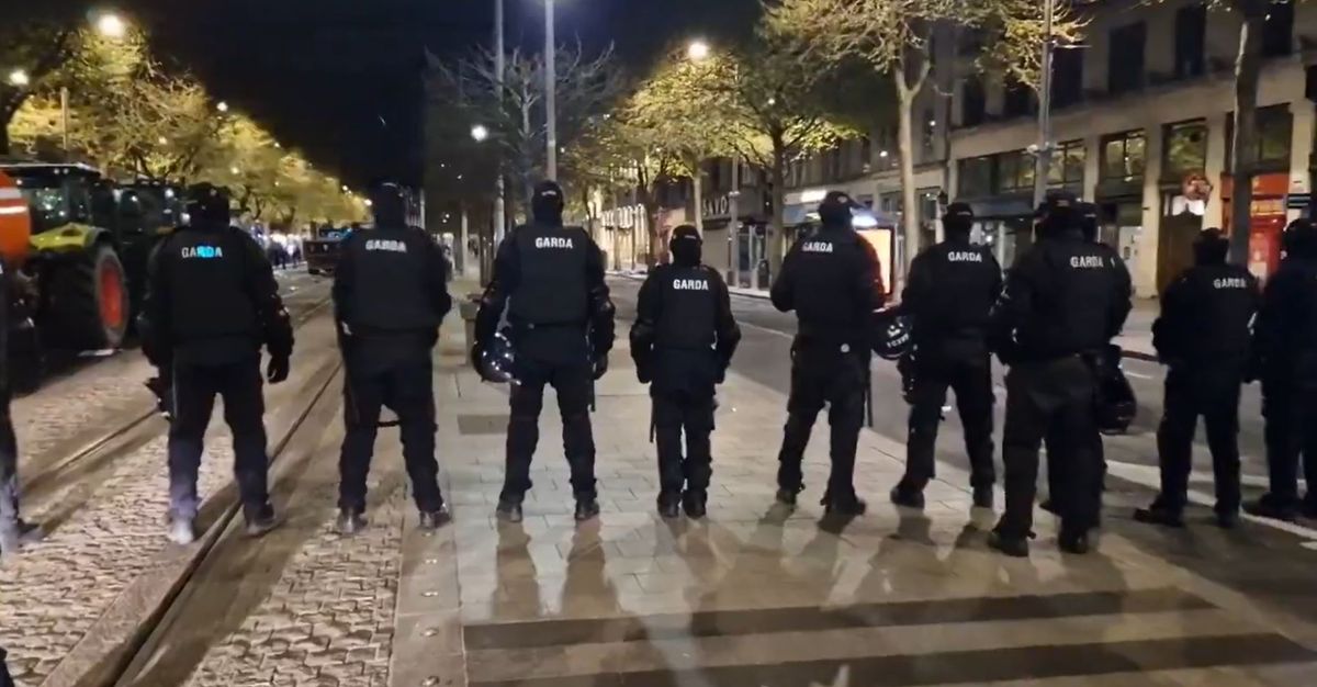 Gardai preparing to 'clear' protestors on O'Connell Street in Dublin