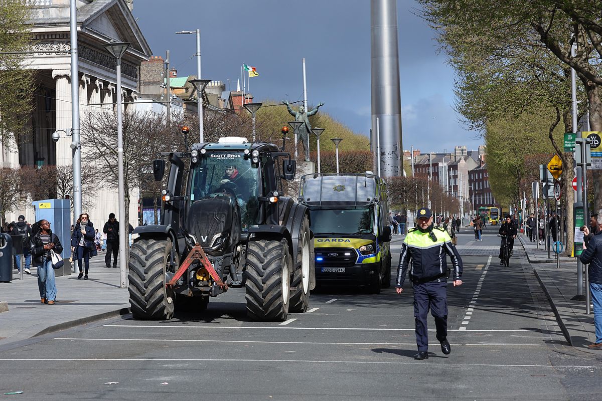 Gardai clearing protesters from O'Connell Street
