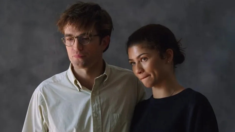  Charlie (Robert Pattinson) and Emma (Zendaya) pose awkwardly in The Drama. 