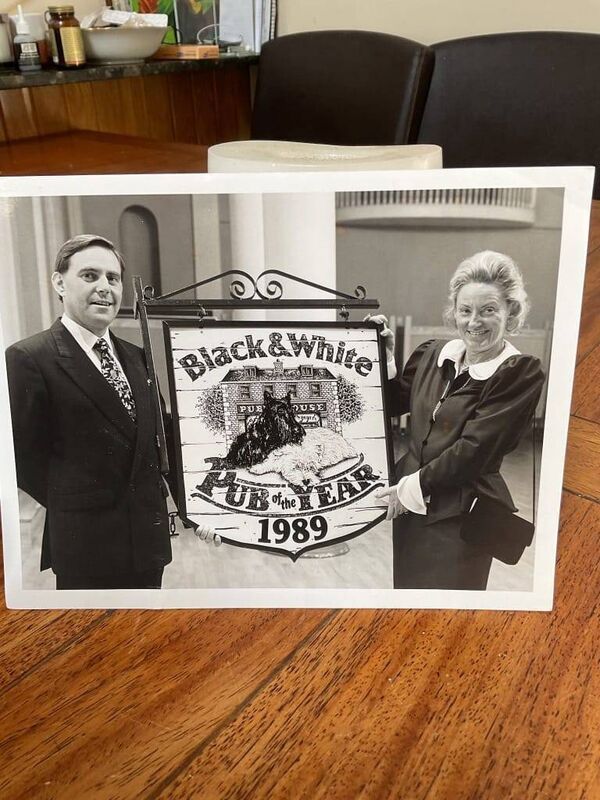 Siblings Dan and Maura Reidy with the Black & White 1989 Pub of the Year Award