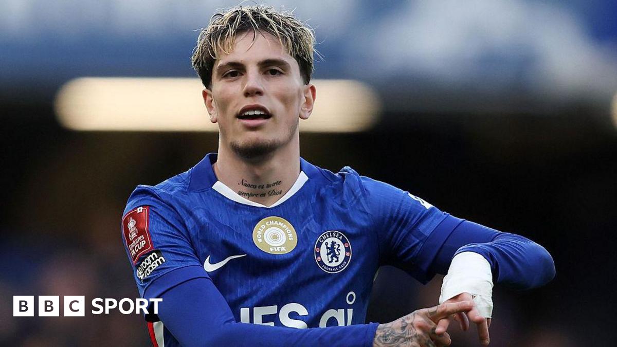 Alejandro Garnacho points at his bandaged left hand after scoring against Port Vale