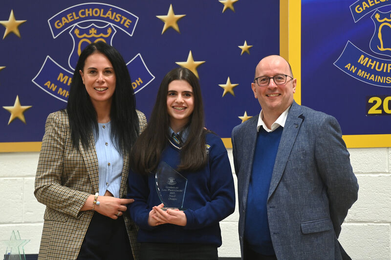 Sarote Ní Ailpín,  Niamh Chiappa agus Marc Mac Gabhann le Gradam an Leas-Príomhoide 