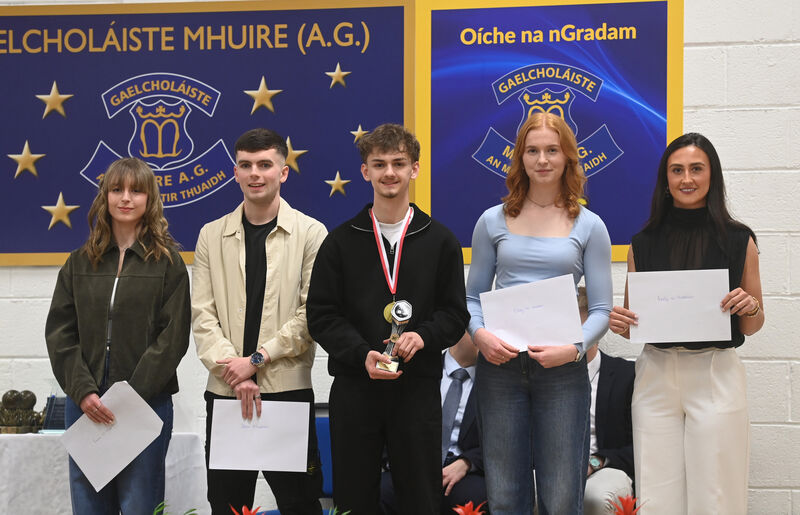  Scoláireachtaí UCC Emma Ní Mhathúna, Jeaic Ó Liatháin, Tomás Mortu, Elsey Nic Siomóin agus Keeley Ní Ghabhláin.