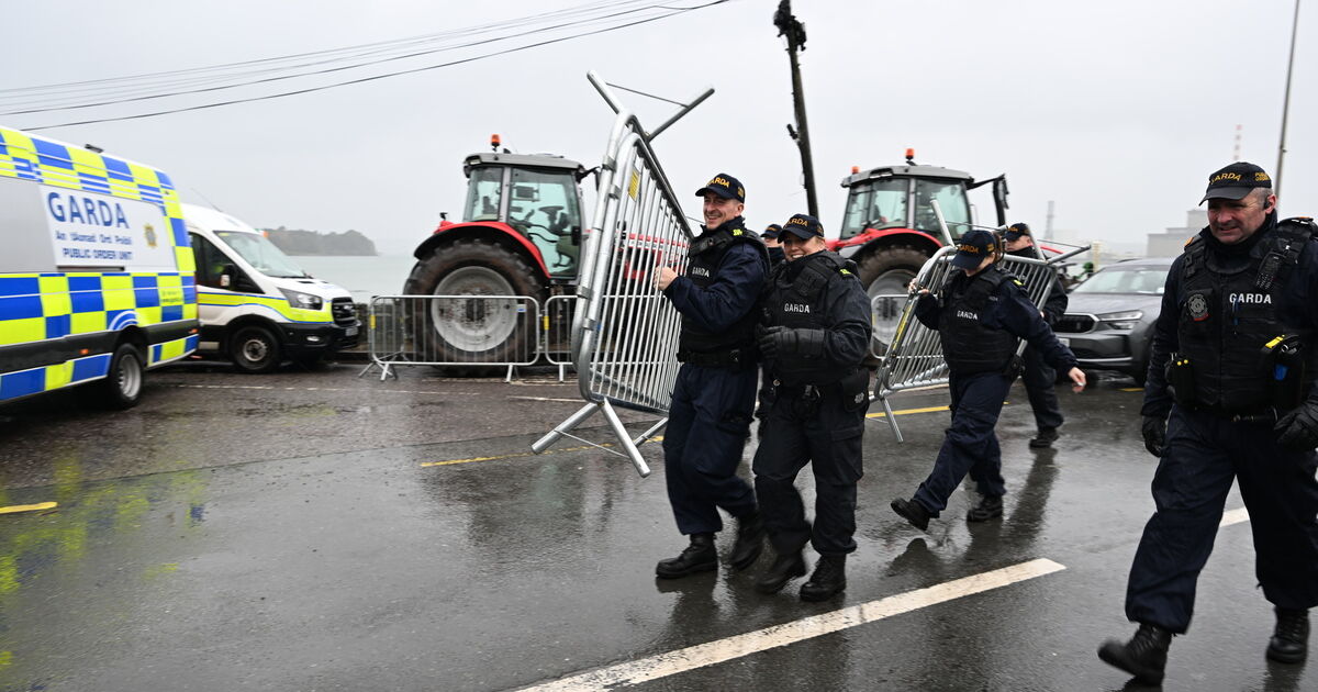 Gardaí secure entry to Cork's Whitegate refinery; fuel protesters refused access to meeting