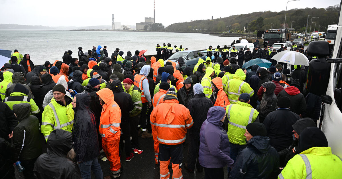 Water cannon arrives in Cork city amid protests at Whitegate oil refinery and fuel depots