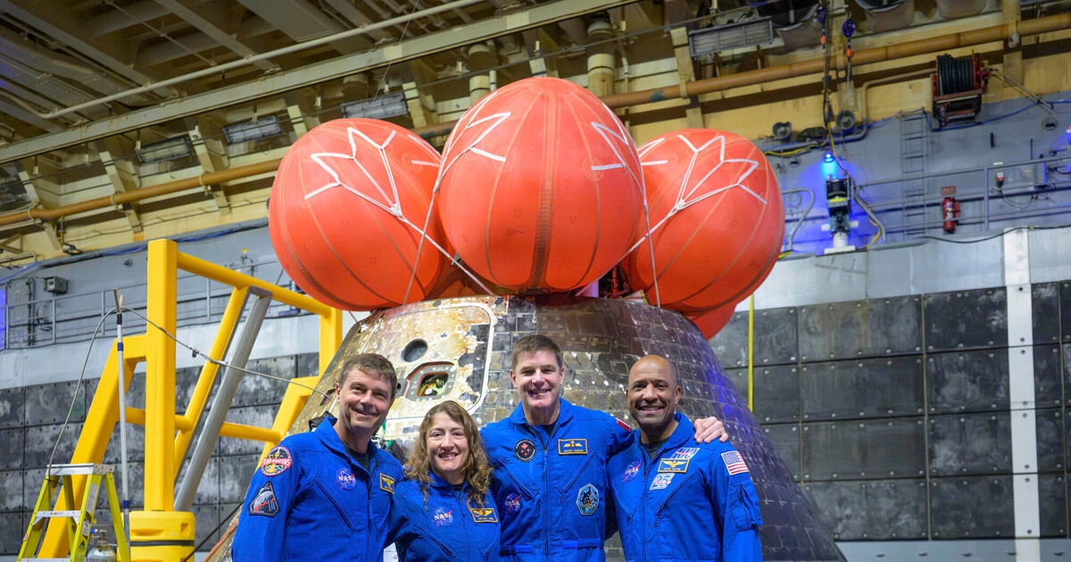 Artemis astronauts receive thunderous welcome home at Mission Control