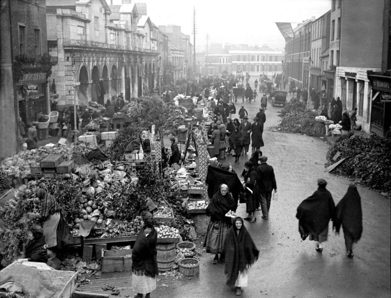 'Shawlies' during a busy Christmas week on Cornmarket St/Coal Quay, 1933. The premises now known as The Loft is in the background, left.