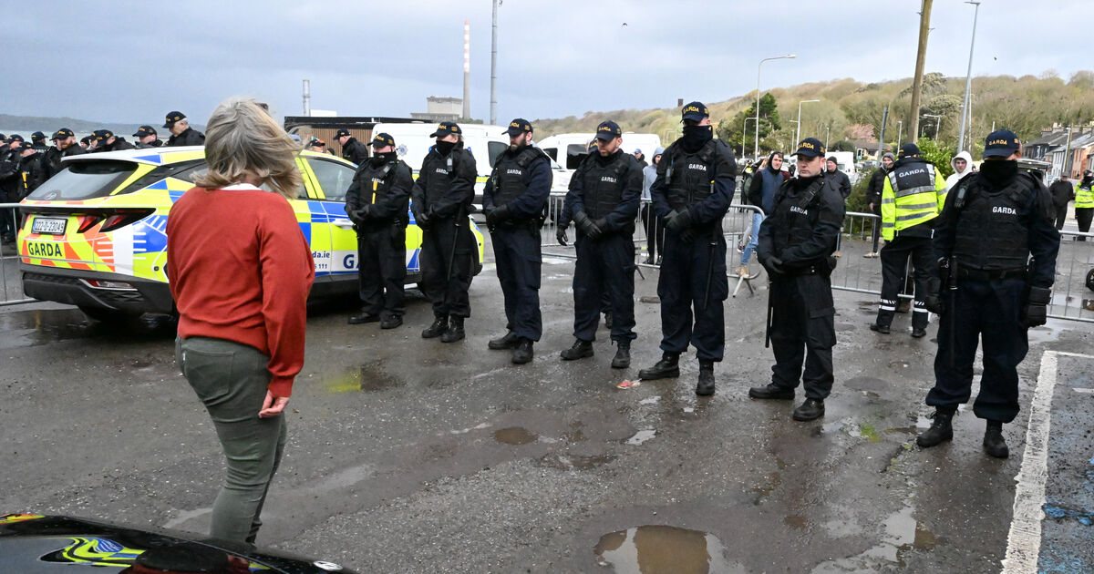 AI-doctored images of Whitegate fuel protests falsely portray gardaí violence as threats grow