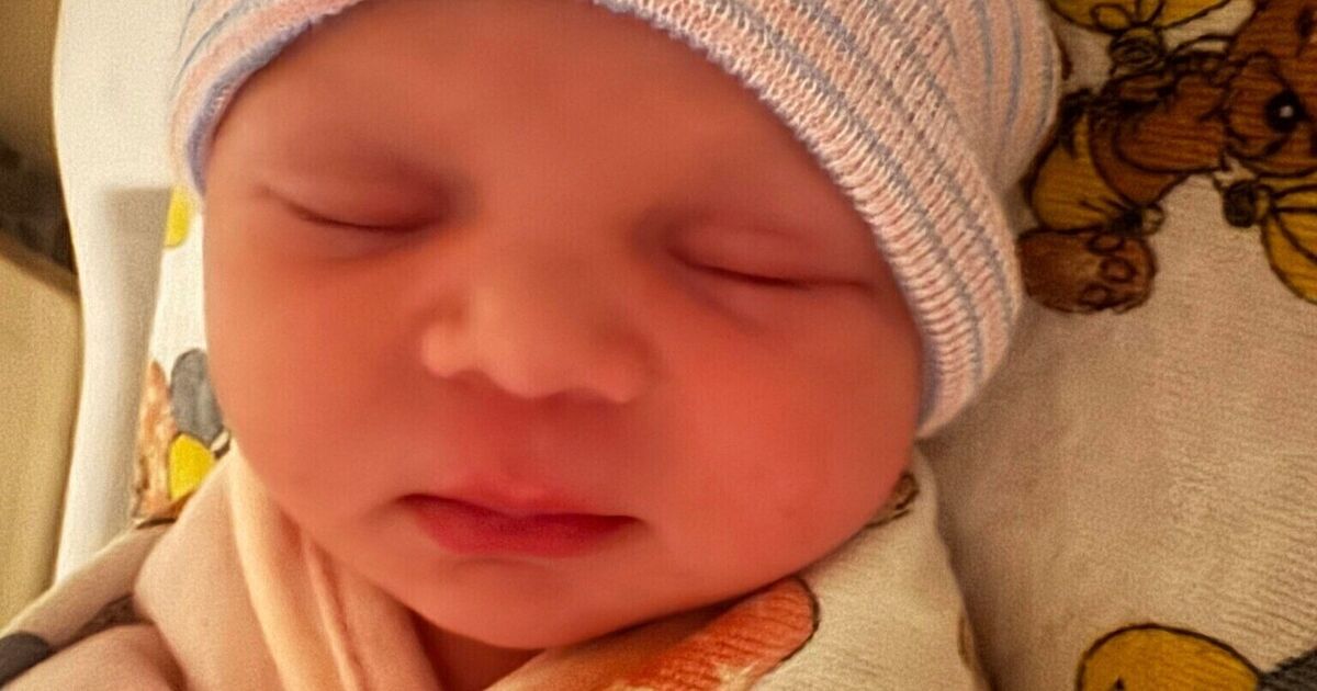 Paramedics help passenger give birth just before flight lands