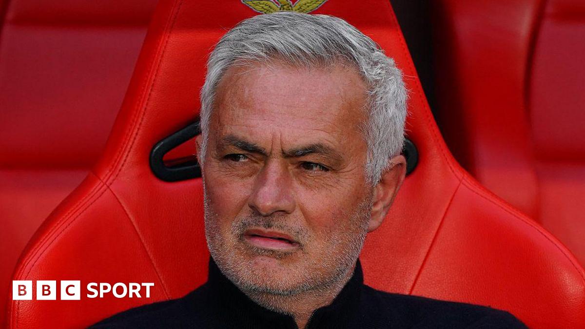 Jose Mourinho in the dugout managing Benfica