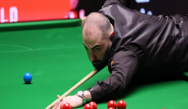 Hossein Vafaei takes a shot