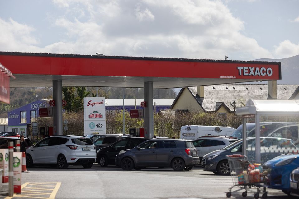 Heavy traffic and long queues at Daly's Texaco on the Cork road in Killarney. Photo by Tatyana McGough.