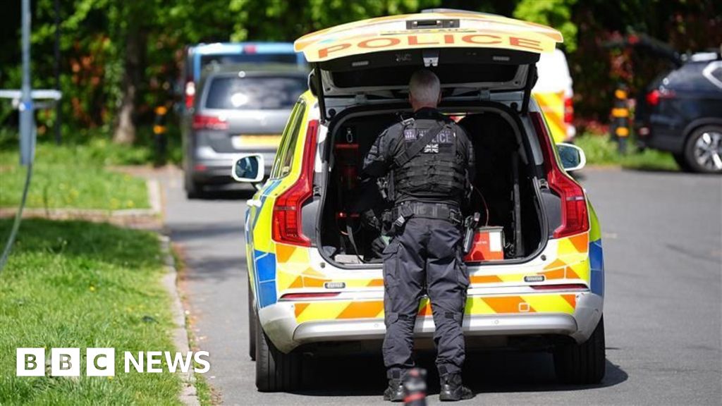 Boy, 17, charged with Kenton synagogue arson in Harrow - BBC