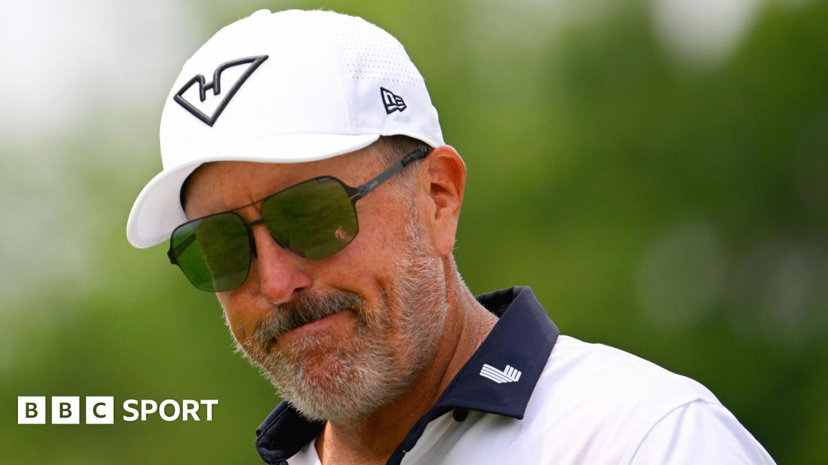 Phil Mickelson eyes a shot