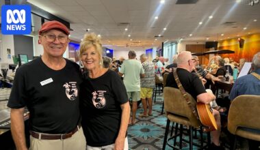 VIDEO: Ukulele players strum their way to better mental health - Australian Broadcasting Corporation